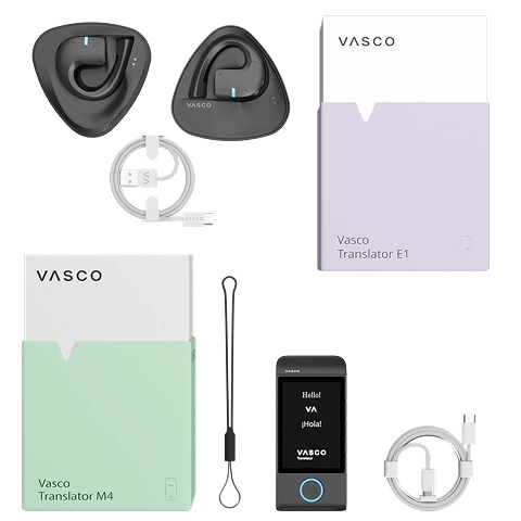 M4 E1 set Setul Vasco Translator E1, compus din două căști de traducere fără fir, cablu de încărcare, ghid de utilizare, husă și ambalaj, expus lângă cutia modelului Vasco Translator M4, împreună cu șnurul și cablul acestuia.