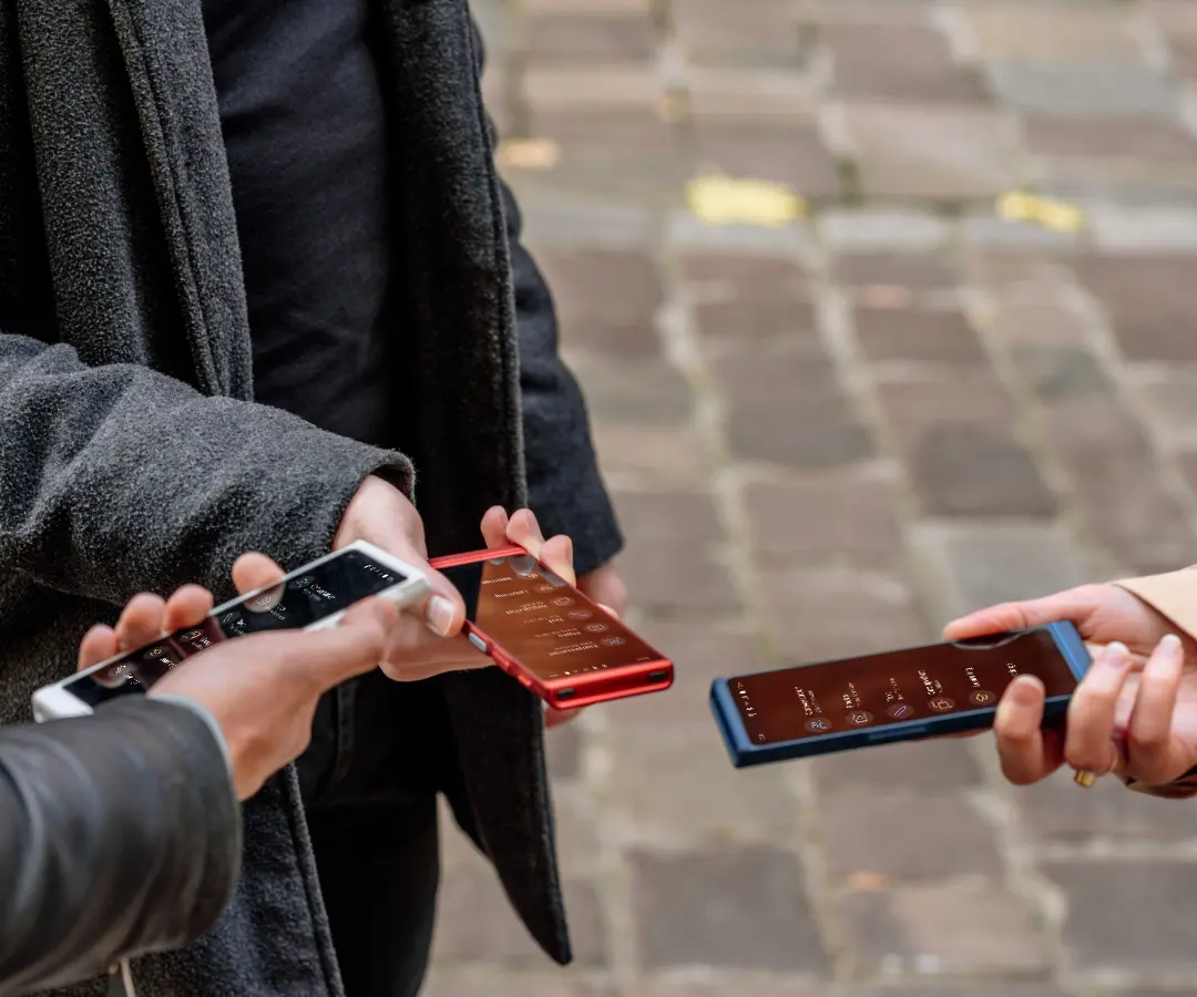 Trei prieteni care își țineau fericiți traducătorii, s-au angajat în conversații și au împărtășit momente împreună. 