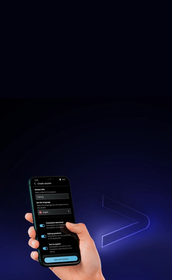 O mână care ține un smartphone pe ecranul căruia apare ecranul „Creează sesiune” al aplicației Vasco AUDIENCE. Interfața cu temă întunecată afișează titlul sesiunii setat la „Instruire”, limba setată la „Engleză” și butoane active pentru descărcarea traducerii, adresarea de întrebări și transformarea textului în vorbire, situate deasupra unui buton de culoare cyan cu textul „Salvează și continuă”.